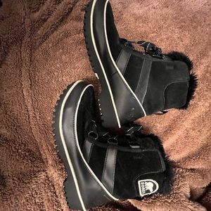 SOREL SHORT BLACK ON BLACK BOOTS EUC only worn three times